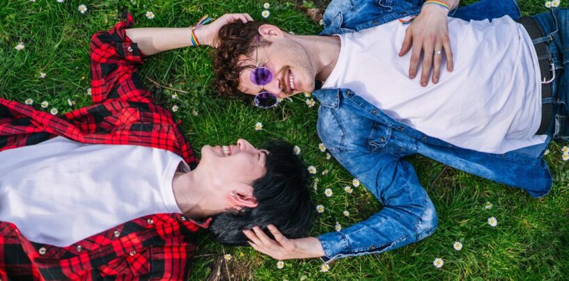 Qu'est-ce que la « floraison sauvage » et les personnes LGBTQ+ devraient-elles se lancer dans cette nouvelle tendance ? Les experts en rencontres interviennent