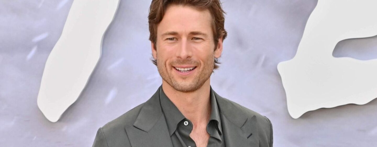 Glen Powell se déshabille dans un selfie d'anniversaire sexy et les fans se déchaînent