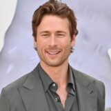 Glen Powell se déshabille dans un selfie d'anniversaire sexy et les fans se déchaînent