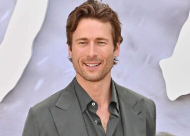 Glen Powell se déshabille dans un selfie d'anniversaire sexy et les fans se déchaînent