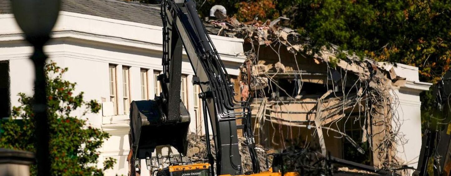 Signe évident d’une dictature imminente, Trump fait de la Maison Blanche sa maison pour toujours.