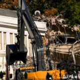 Signe évident d’une dictature imminente, Trump fait de la Maison Blanche sa maison pour toujours.