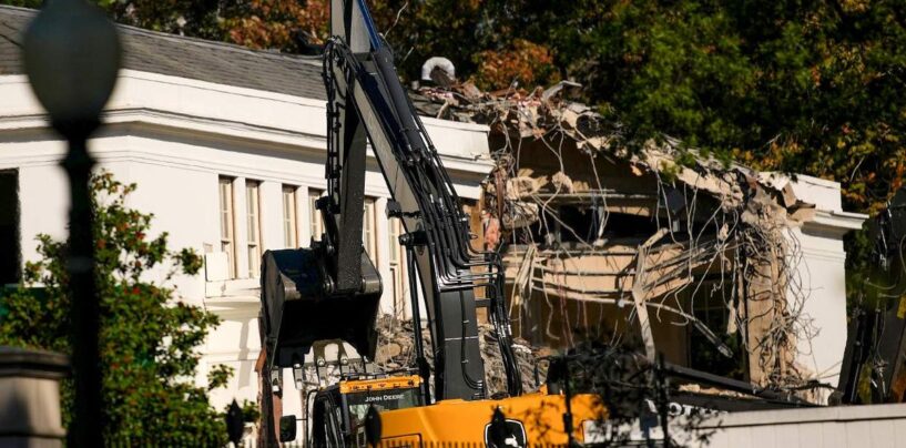 Signe évident d’une dictature imminente, Trump fait de la Maison Blanche sa maison pour toujours.