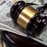 Une ville de Floride condamnée à payer 885 000 $ après l'annulation de l'interdiction des thérapies de conversion