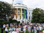 La chronologie des « événements majeurs » de la Maison Blanche présente une photo d'une femme transgenre seins nus