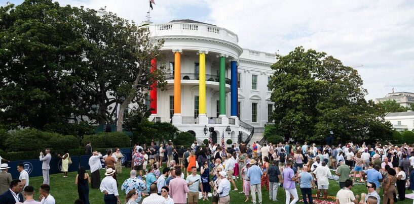 La chronologie des « événements majeurs » de la Maison Blanche présente une photo d'une femme transgenre seins nus
