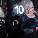 21 photos d'artistes de drag collectant des fonds – et un toit – pour des œuvres caritatives sobres