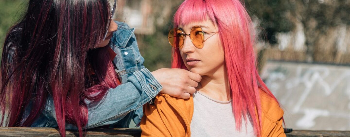 Est-ce que je sors avec un « sociopathe » ? Les experts en relations LGBTQ+ et en santé mentale partagent les signes avant-coureurs