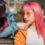 Est-ce que je sors avec un « sociopathe » ? Les experts en relations LGBTQ+ et en santé mentale partagent les signes avant-coureurs
