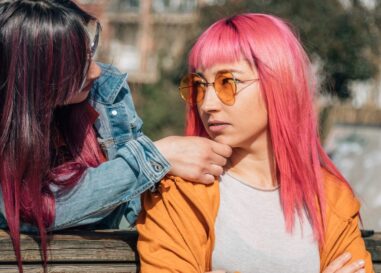 Est-ce que je sors avec un « sociopathe » ? Les experts en relations LGBTQ+ et en santé mentale partagent les signes avant-coureurs