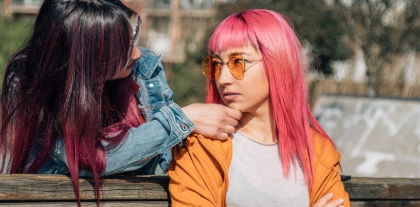 Est-ce que je sors avec un « sociopathe » ? Les experts en relations LGBTQ+ et en santé mentale partagent les signes avant-coureurs