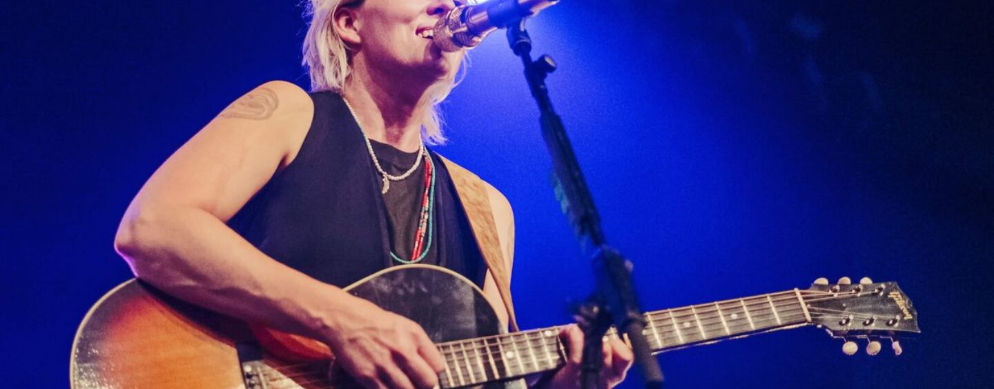 Brandi Carlile fait à nouveau du karaoké et ça rend les bars lesbiens fous.