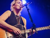 Brandi Carlile fait à nouveau du karaoké et ça rend les bars lesbiens fous.