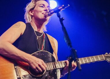 Brandi Carlile fait à nouveau du karaoké et ça rend les bars lesbiens fous.