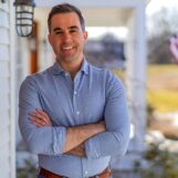 Un homme gay du Maine cherchant le siège de Susan Collins au Sénat dit qu'il n'achète pas l'histoire de rédemption de Graham Platner