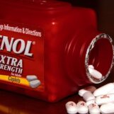 Le procureur général anti-LGBTQ+ du Texas poursuit la société Tylenol pour des allégations d'autisme