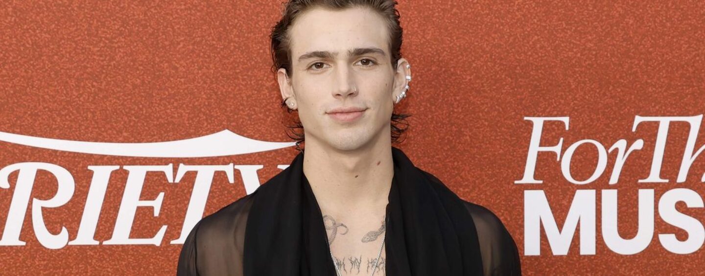 Vinnie Hacker se déshabille lors d'une nouvelle séance photo torride et les gays haletent