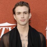 Vinnie Hacker se déshabille lors d'une nouvelle séance photo torride et les gays haletent