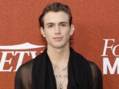 Vinnie Hacker se déshabille lors d'une nouvelle séance photo torride et les gays haletent