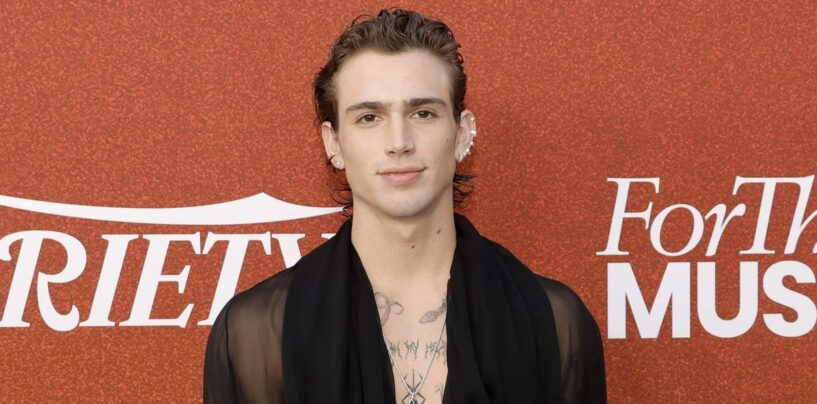 Vinnie Hacker se déshabille lors d'une nouvelle séance photo torride et les gays haletent