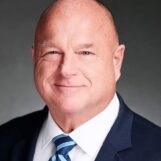 Un ancien conseiller de Trump affirme que les démocrates exagèrent la menace qui pèse sur l'égalité du mariage à des fins politiques