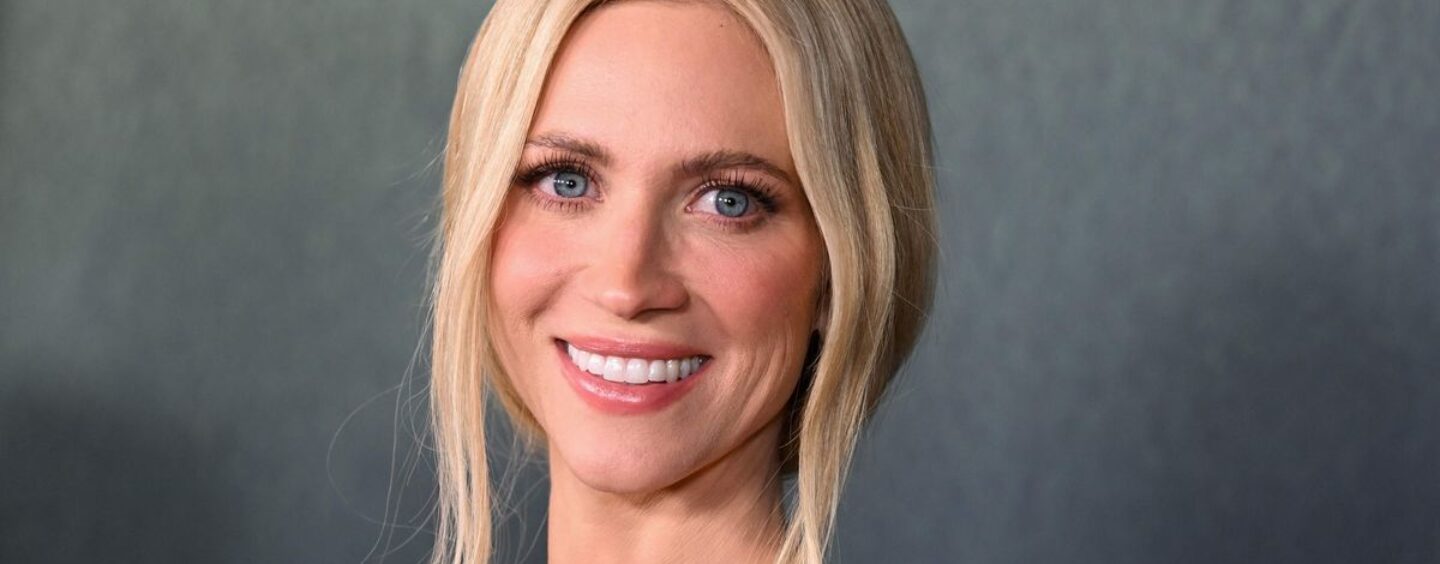 Brittany Snow sait que vous pensez qu'elle est amoureuse de Malin Åkerman et elle est d'accord.