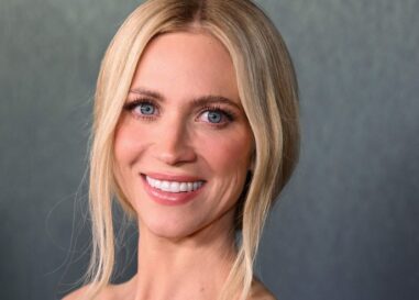 Brittany Snow sait que vous pensez qu'elle est amoureuse de Malin Åkerman et elle est d'accord.