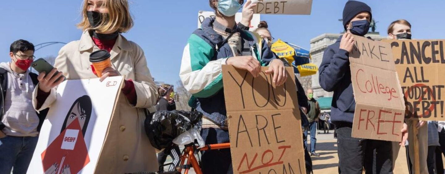 Le DOE de Trump rendra les travailleurs à but non lucratif LGBTQ+ inéligibles à l'exonération de leur prêt étudiant