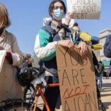 Le DOE de Trump rendra les travailleurs à but non lucratif LGBTQ+ inéligibles à l'exonération de leur prêt étudiant