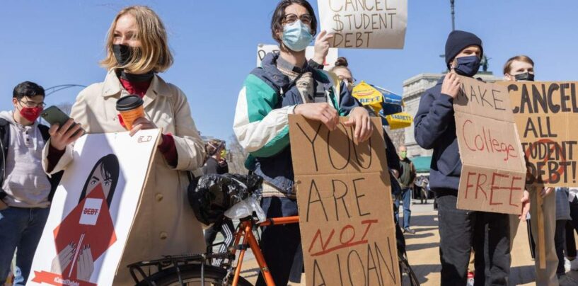 Le DOE de Trump rendra les travailleurs à but non lucratif LGBTQ+ inéligibles à l'exonération de leur prêt étudiant