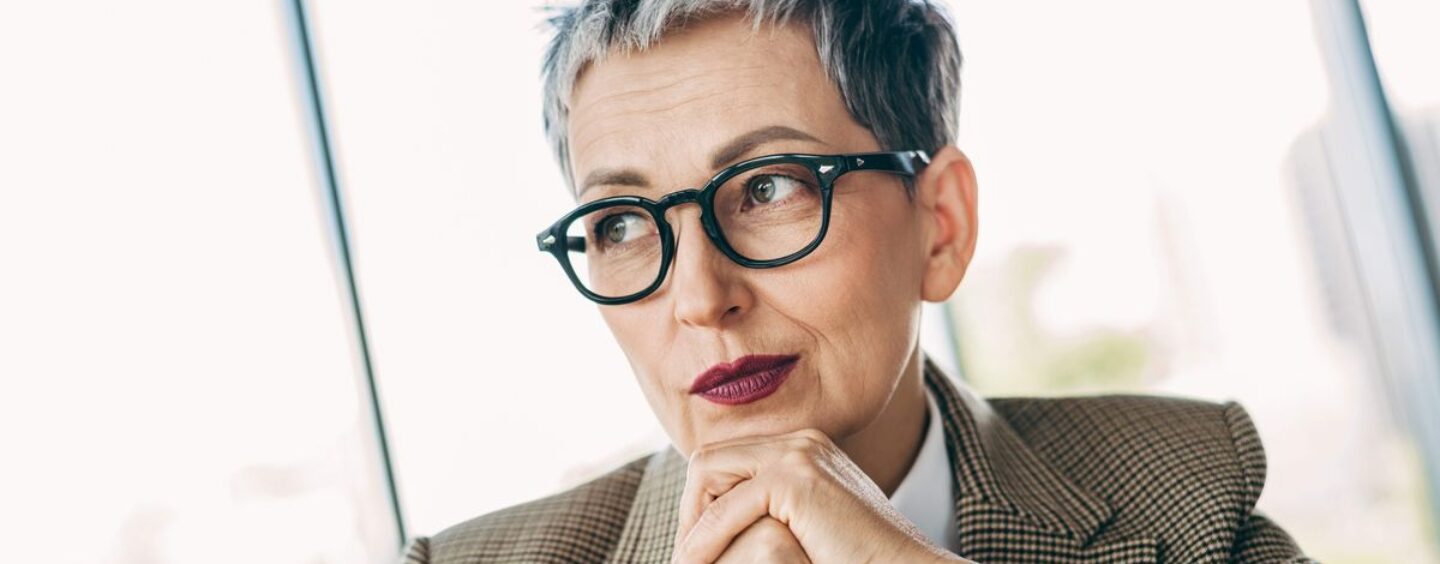 5 choses que les saphiques doivent savoir sur les relations sexuelles avec une lesbienne plus âgée et plus sage, selon les experts du sexe