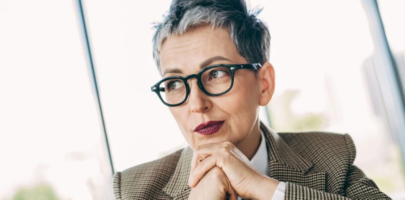 5 choses que les saphiques doivent savoir sur les relations sexuelles avec une lesbienne plus âgée et plus sage, selon les experts du sexe