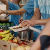 « Cela vous met en colère » : les garde-manger LGBTQ+ se préparent à la fin des prestations SNAP