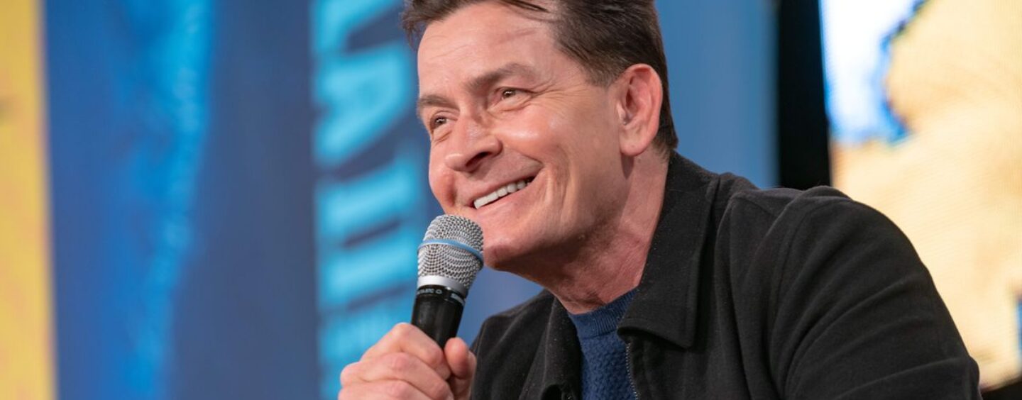 Charlie Sheen donne des précisions sur ses expériences sexuelles avec des hommes – et ce qu'il n'a pas fait