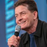 Charlie Sheen donne des précisions sur ses expériences sexuelles avec des hommes – et ce qu'il n'a pas fait