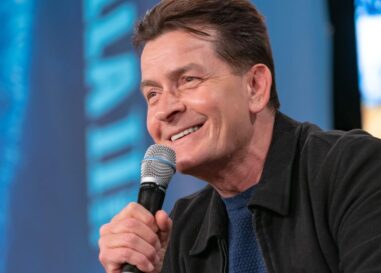 Charlie Sheen donne des précisions sur ses expériences sexuelles avec des hommes – et ce qu'il n'a pas fait