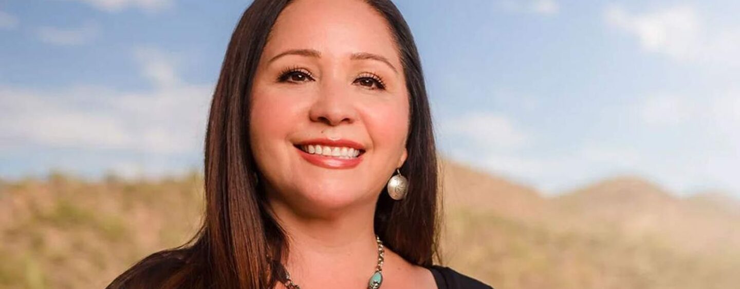 La démocrate Adelita Grijalva se bat pour siéger alors même que le président Mike Johnson refuse de lui prêter serment.