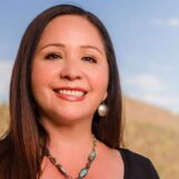 La démocrate Adelita Grijalva se bat pour siéger alors même que le président Mike Johnson refuse de lui prêter serment.