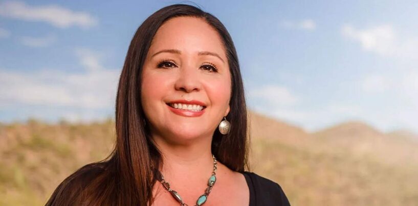 La démocrate Adelita Grijalva se bat pour siéger alors même que le président Mike Johnson refuse de lui prêter serment.