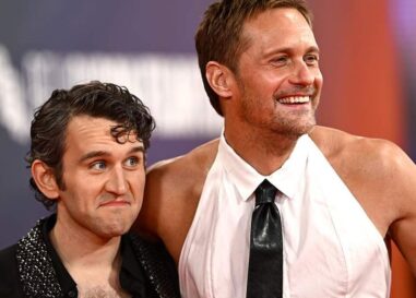 Harry Melling et Alexander Skarsgård célèbrent le sexe pervers « authentique » dans Pillion