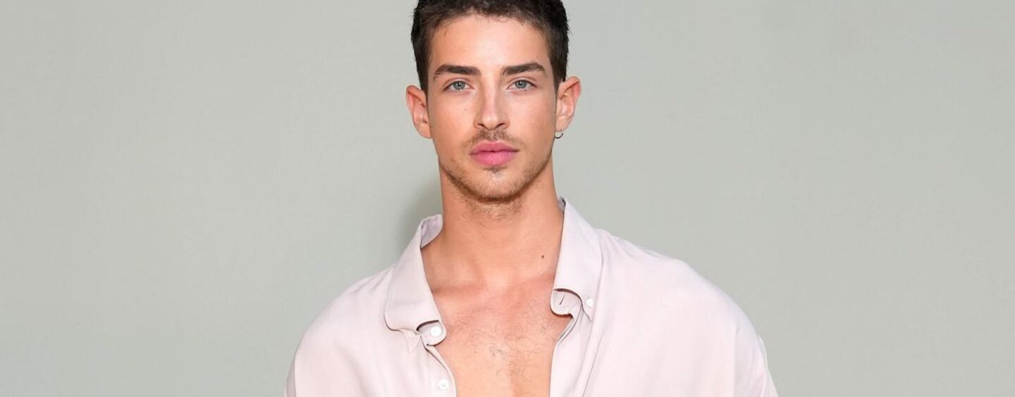 Manu Ríos montre ses muscles sexy dans un nouveau selfie miroir et les gays en bave