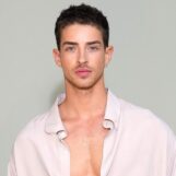 Manu Ríos montre ses muscles sexy dans un nouveau selfie miroir et les gays en bave