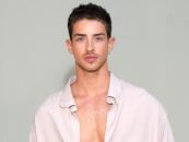 Manu Ríos montre ses muscles sexy dans un nouveau selfie miroir et les gays en bave