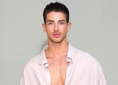 Manu Ríos montre ses muscles sexy dans un nouveau selfie miroir et les gays en bave