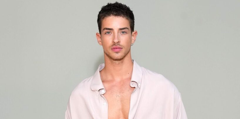 Manu Ríos montre ses muscles sexy dans un nouveau selfie miroir et les gays en bave