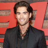 Hunter McVey se déshabille et porte un short blanc moulant lors d'une nouvelle séance photo sexy et les gays bave