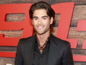 Hunter McVey se déshabille et porte un short blanc moulant lors d'une nouvelle séance photo sexy et les gays bave