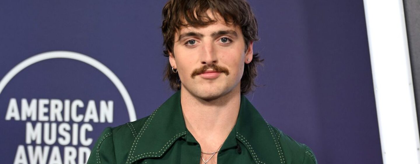 Benson Boone montre ses abdos sexy en pack de six dans un nouveau selfie torride au gymnase et les gays fondent