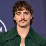 Benson Boone montre ses abdos sexy en pack de six dans un nouveau selfie torride au gymnase et les gays fondent