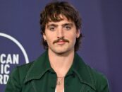 Benson Boone montre ses abdos sexy en pack de six dans un nouveau selfie torride au gymnase et les gays fondent